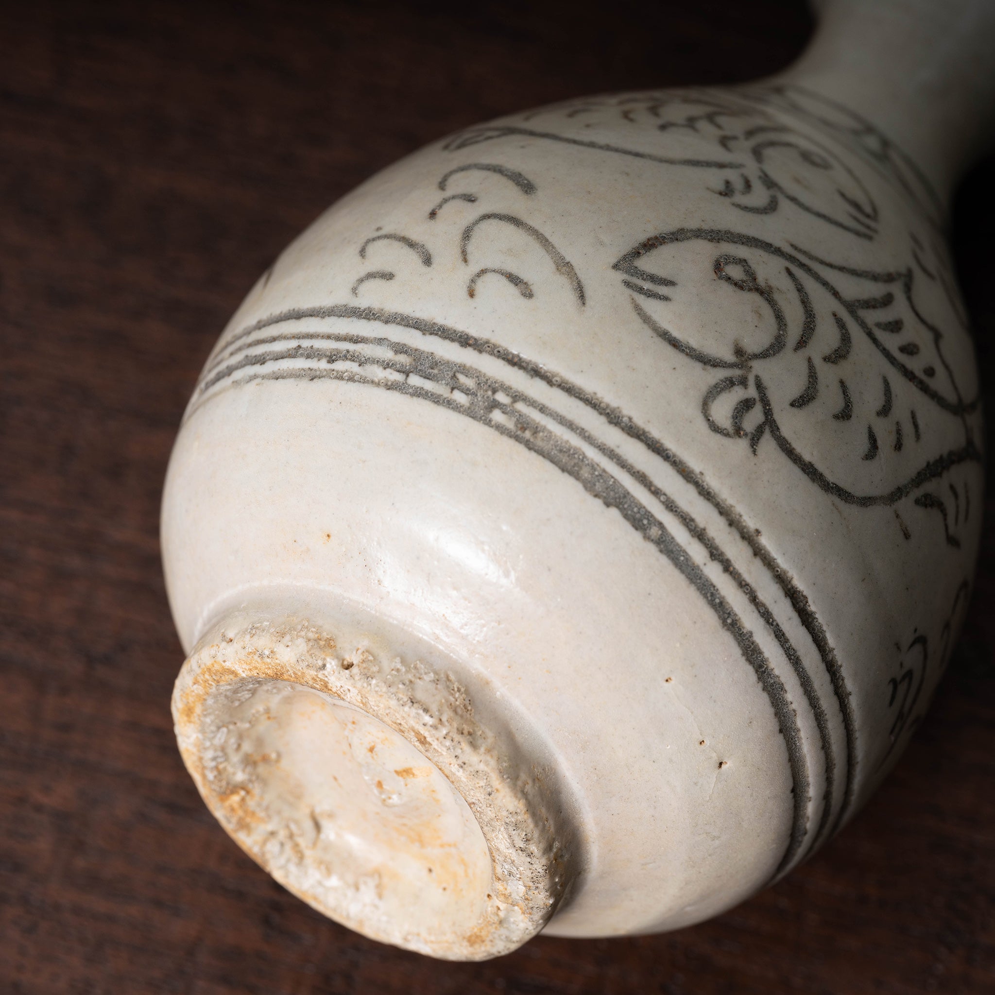 李朝 白磁鉄線魚紋瓶 – 燦禾 SANKA