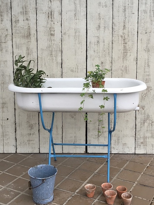 ブルーの脚がポイントのホーロー製ベビーバスはかわいいアンティーク