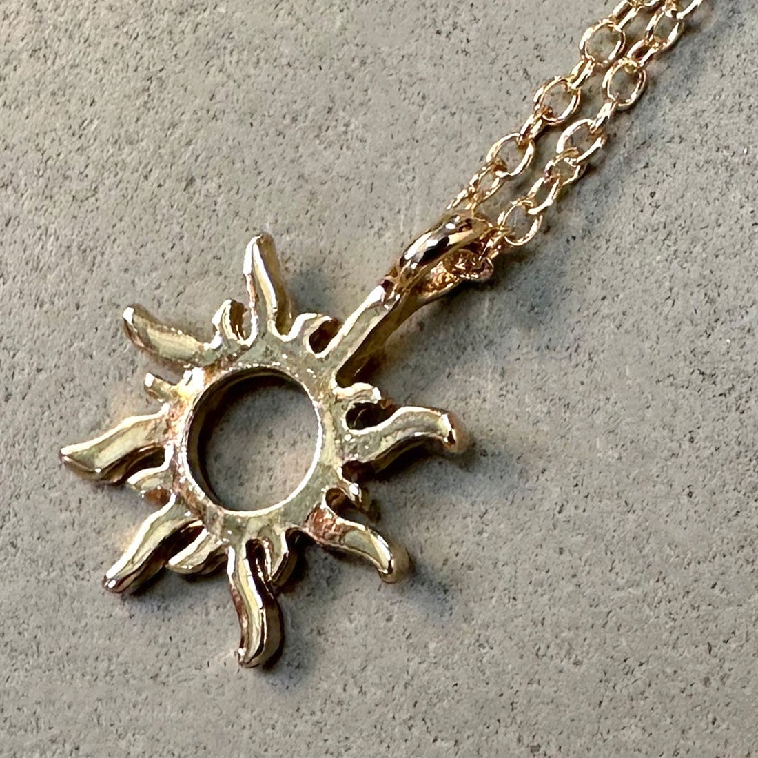 シーアールビー CRB 太陽モチーフネックレス （ゴールド