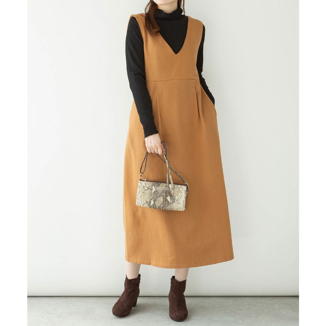 アットワン atONE 深Vネック フレアジャンパースカート （キャメル