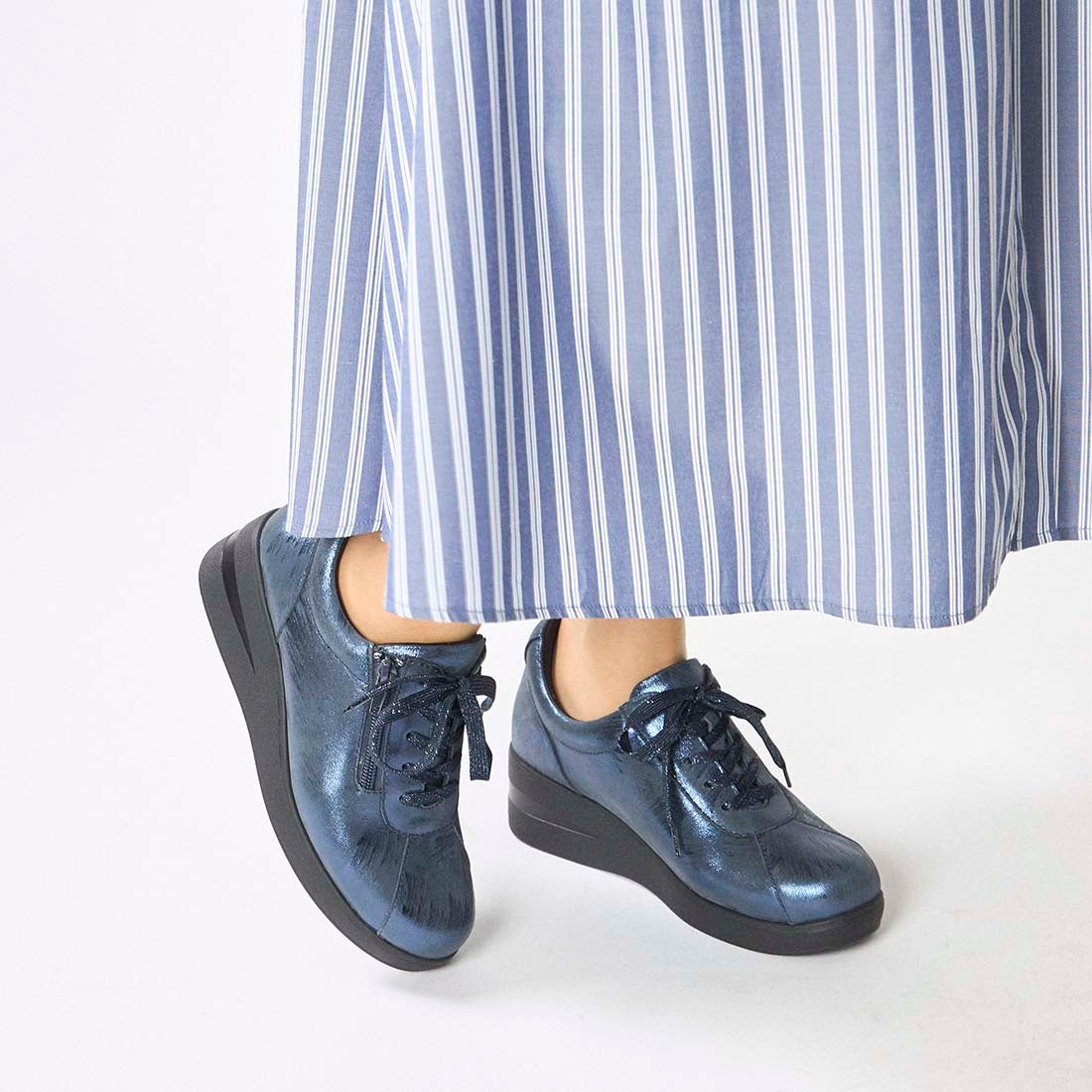 アトリエ Atelier 【3E】ファスナー付きヒールアップスニーカー