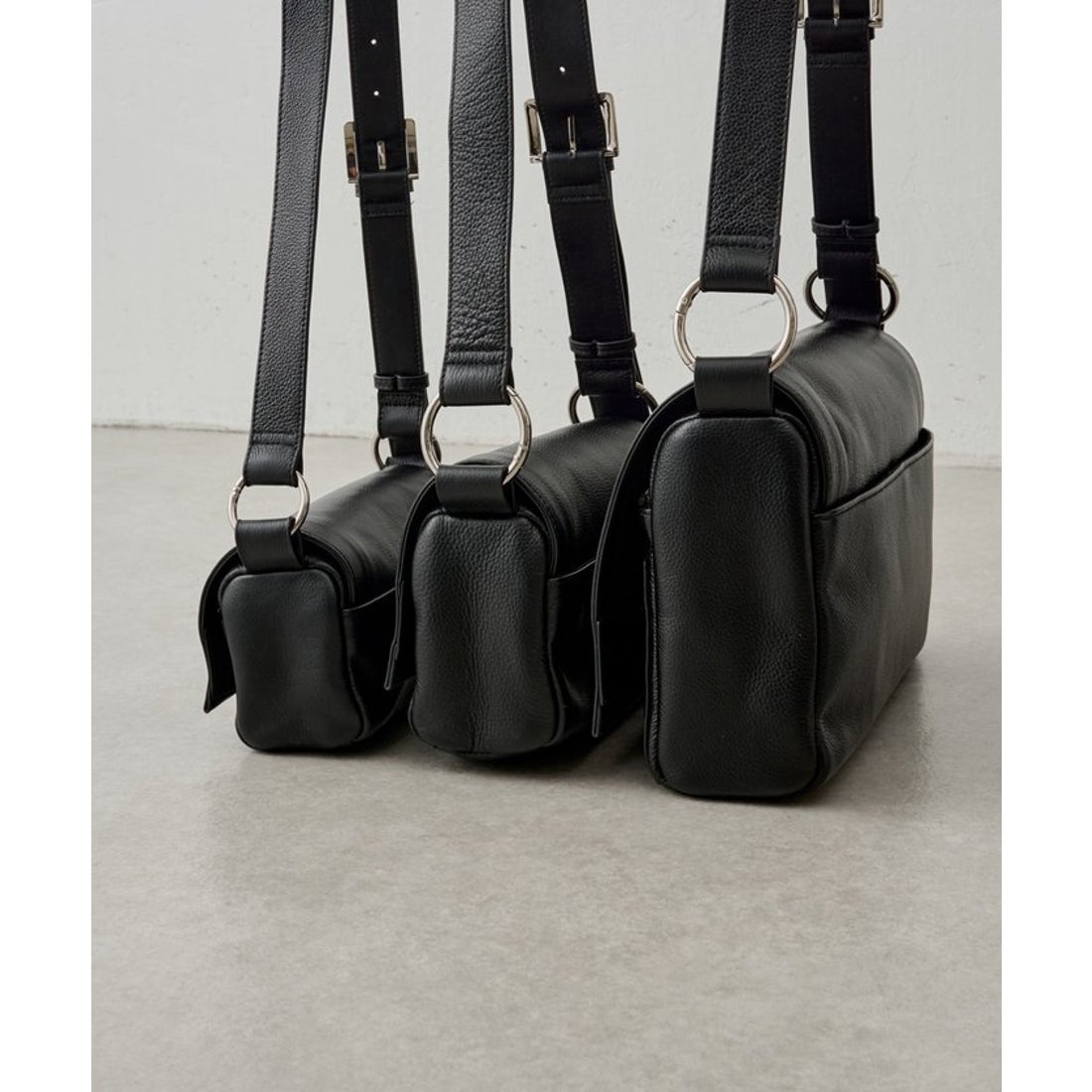 ビアズリー BEARDSLEY レザーボディバッグ （black） - ファッション