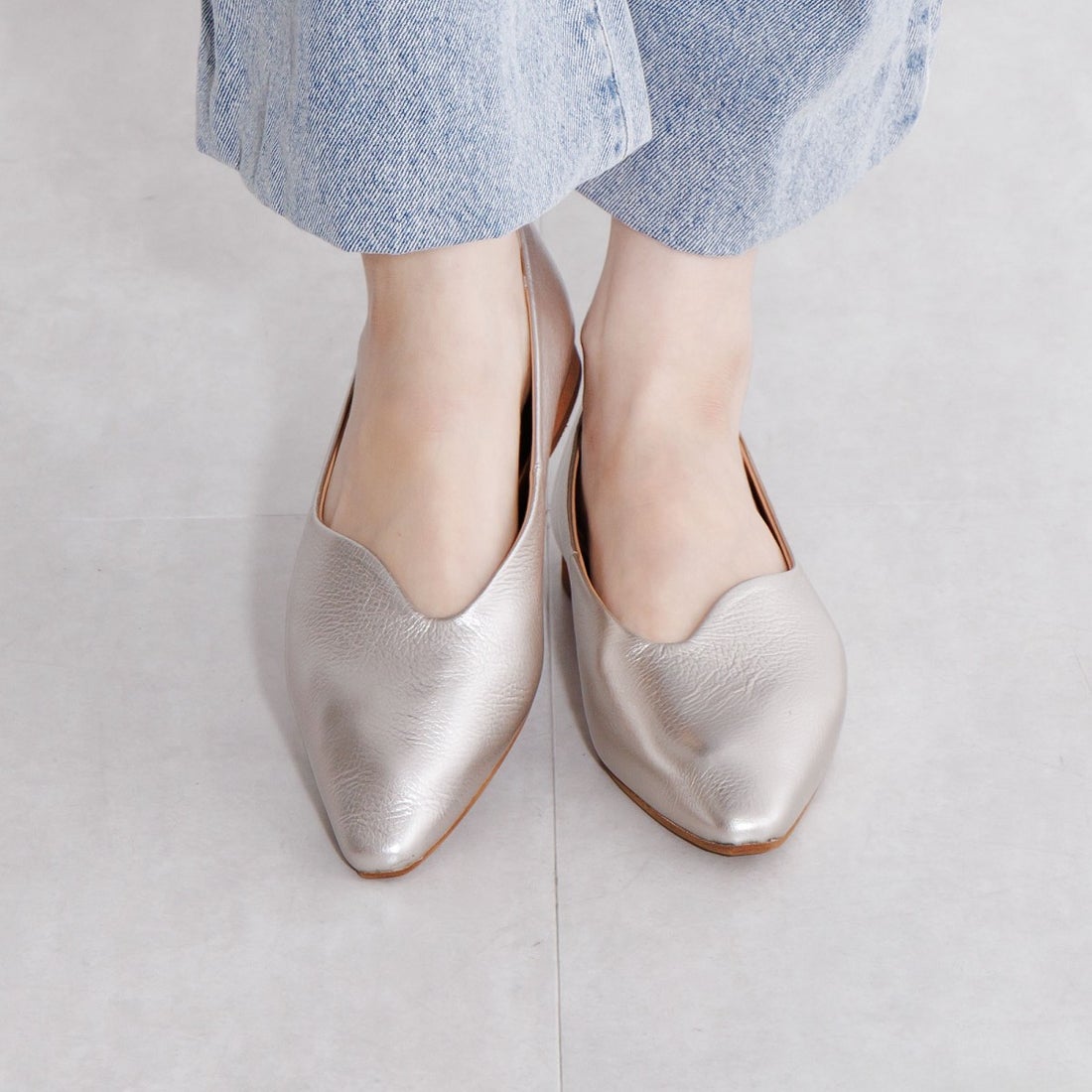 ヒミコ 卑弥呼 ウェーブカットフラットパンプス/661111 （プラチナ