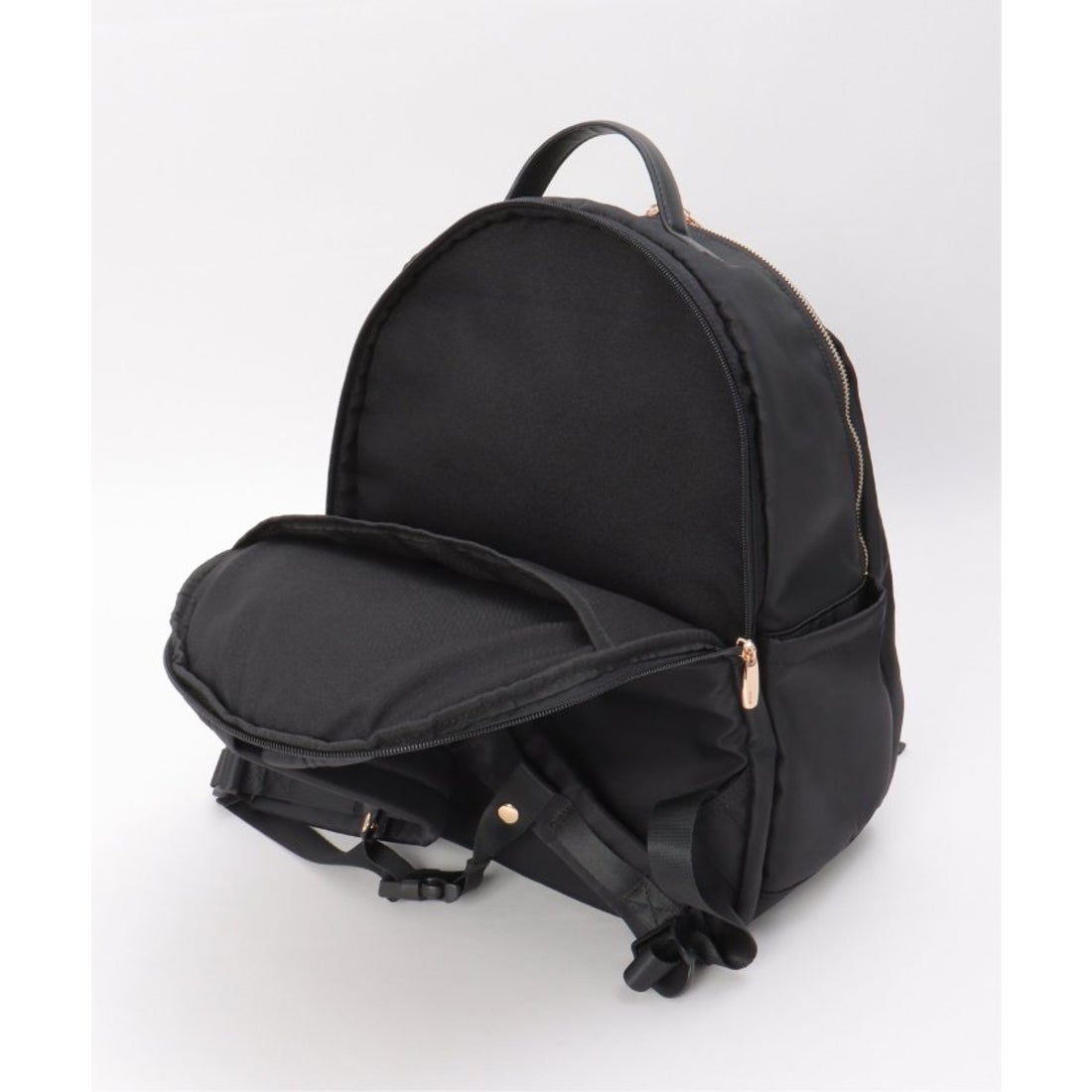 イッカ ikka 撥水ナイロンPC隠しポケットリュック （ブラック