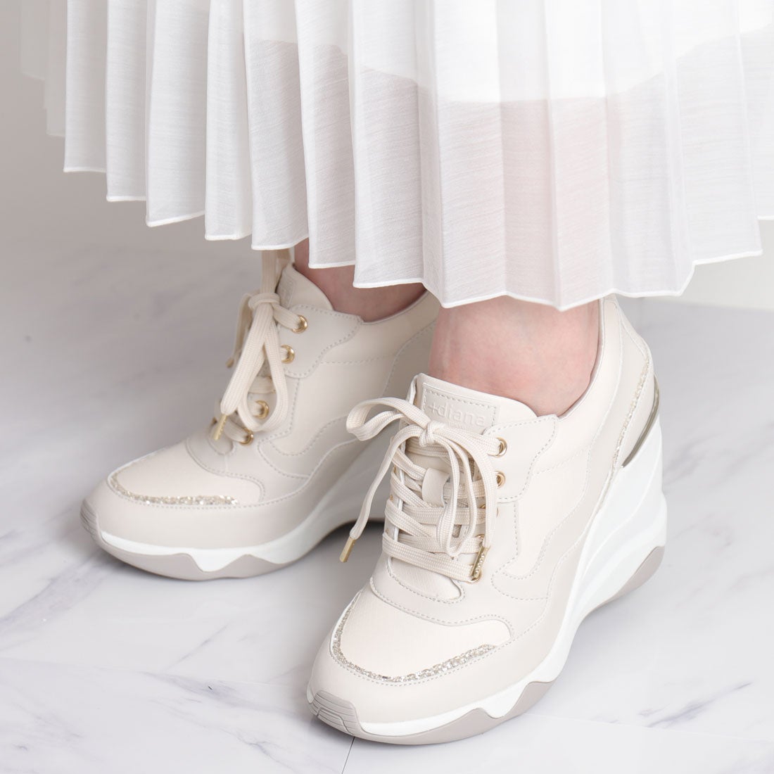 プラスダイアナ ＋diana 美脚ヒールアップスニーカー9cm （ベージュ