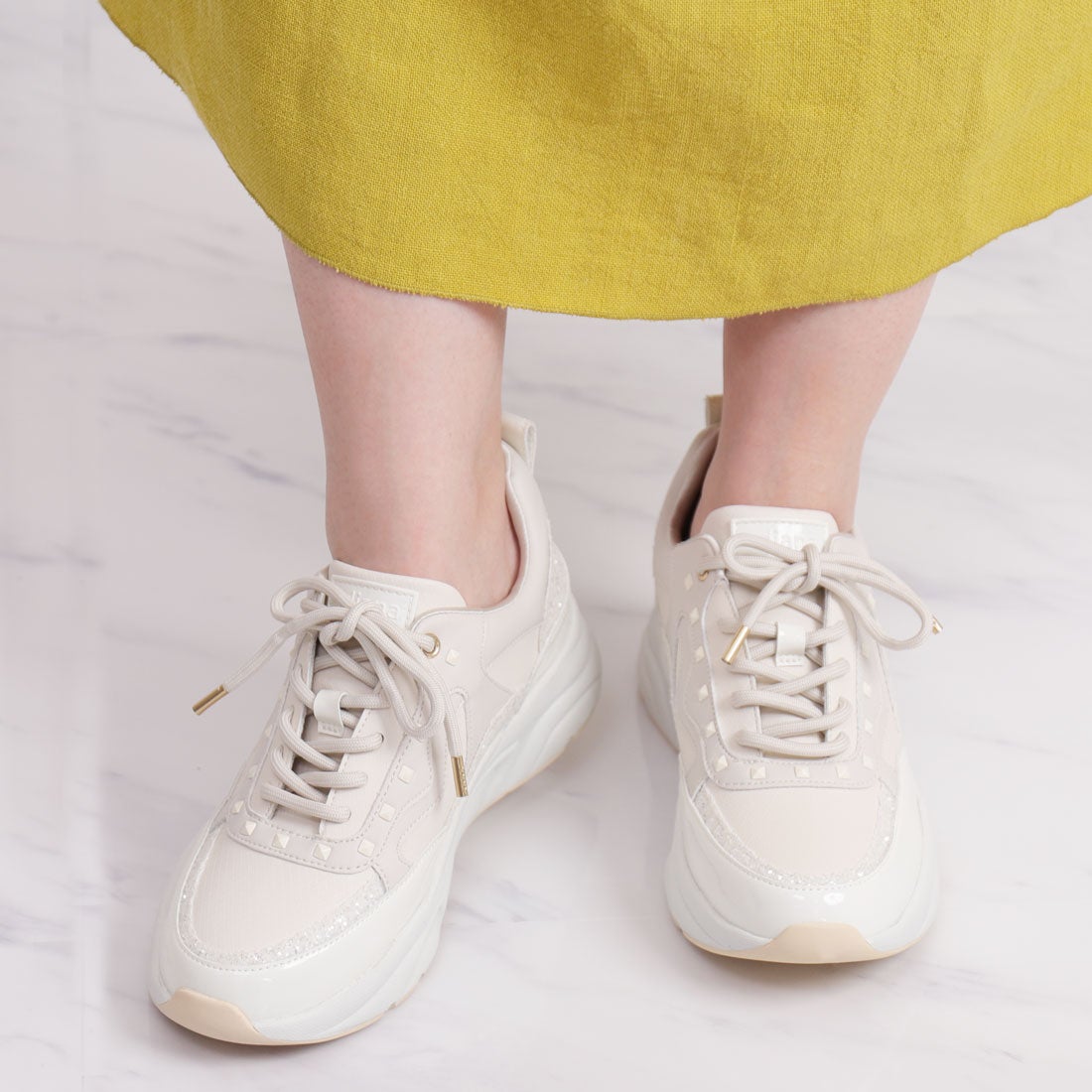 プラスダイアナ ＋diana スタッズダッドスニーカー （アイボリー人工