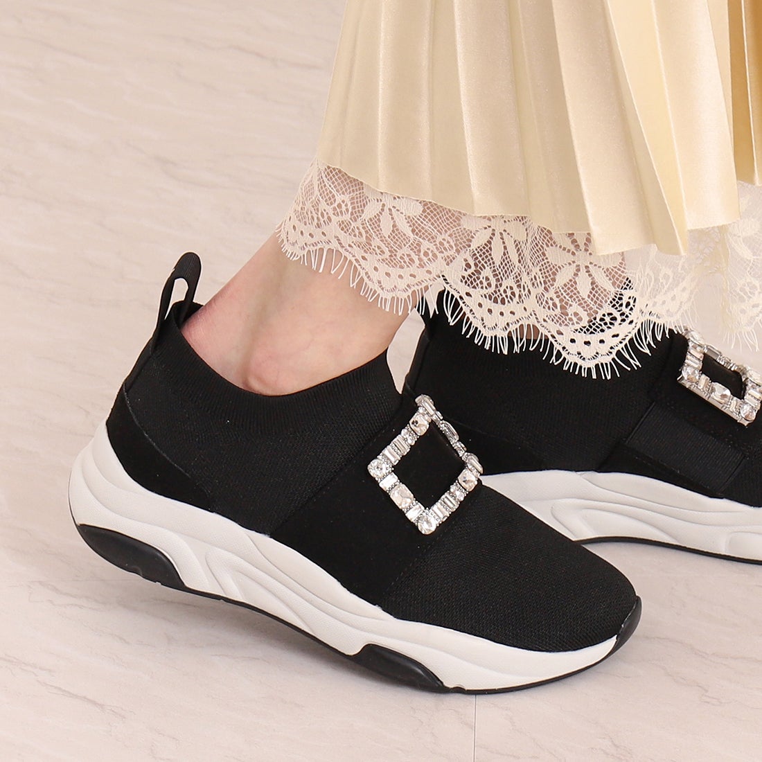 プラスダイアナ ＋diana 【軽量・撥水加工】クリスタルバックル ニット