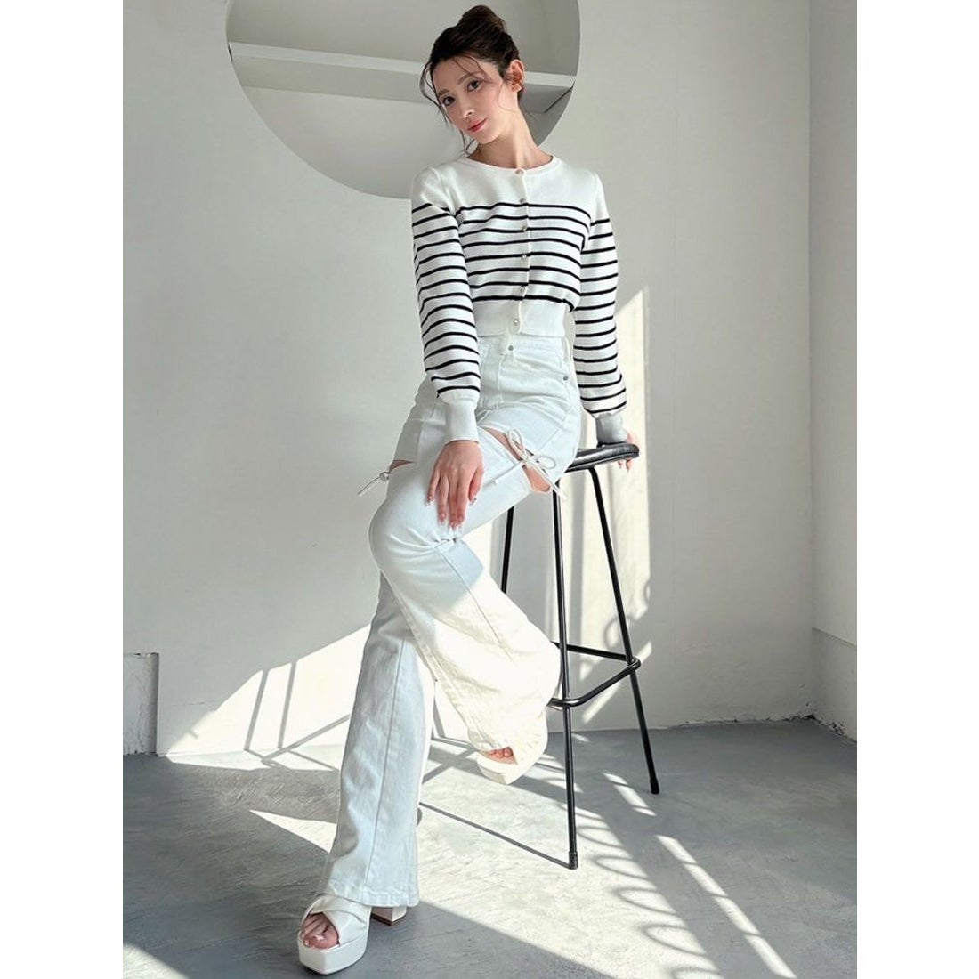 リゼクシー RESEXXY カットアウトリボンデニムパンツ （ホワイト） -靴