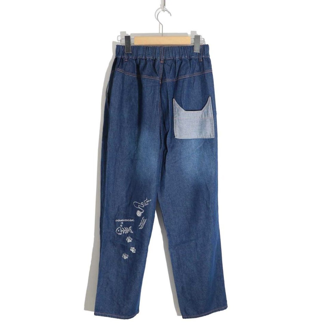 スカラー ScoLar 遊び疲れておやすみネコ刺繍 デニムパンツ （ブルー