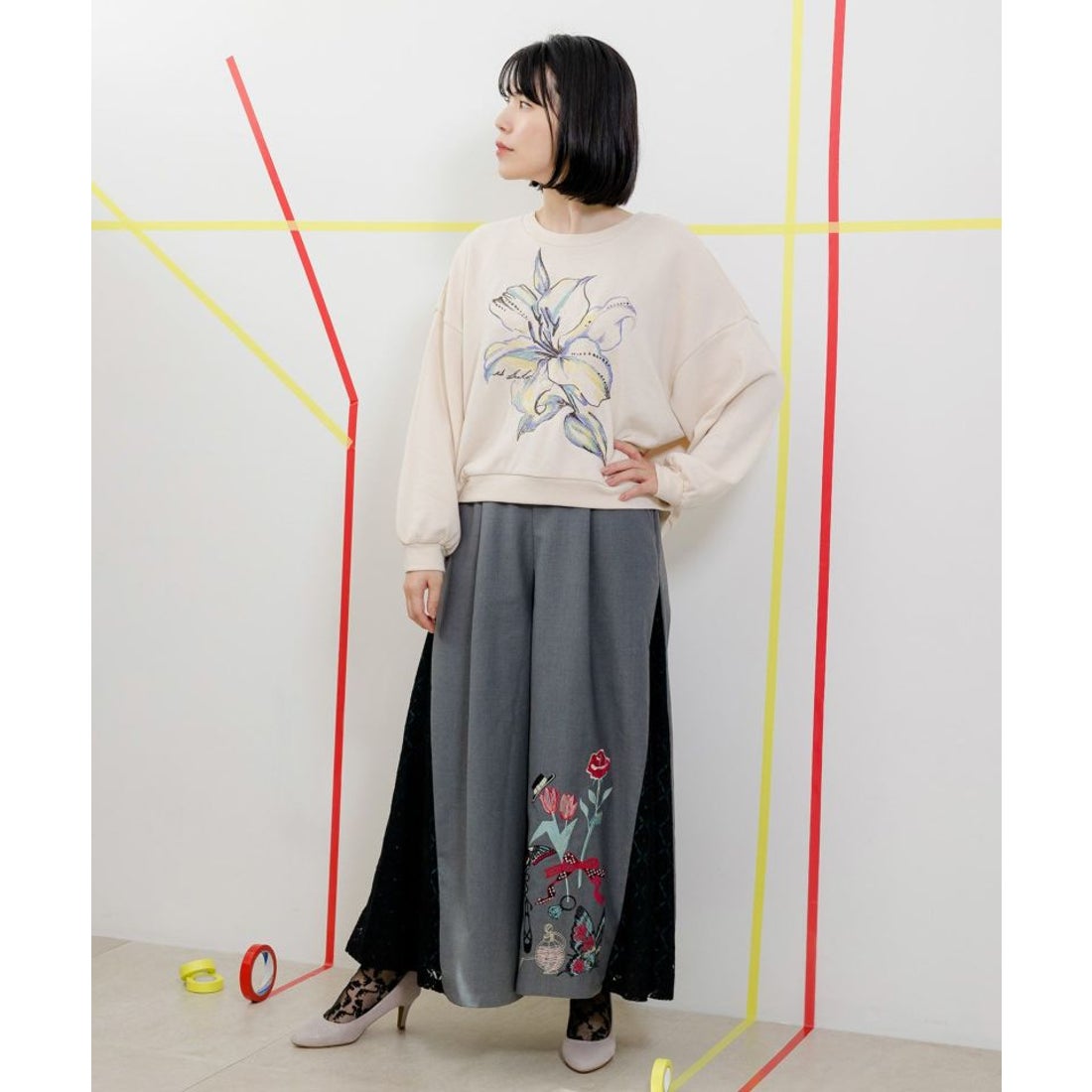 スカラー ScoLar 手書き風ユリの花刺繍プルオーバー （アイボリー