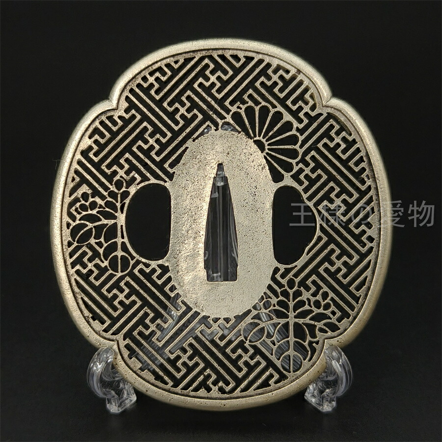 楽天市場】日本刀装具 刀鍔 五三の桐 菊紋 銀輪卍字の図 銀色 銅地