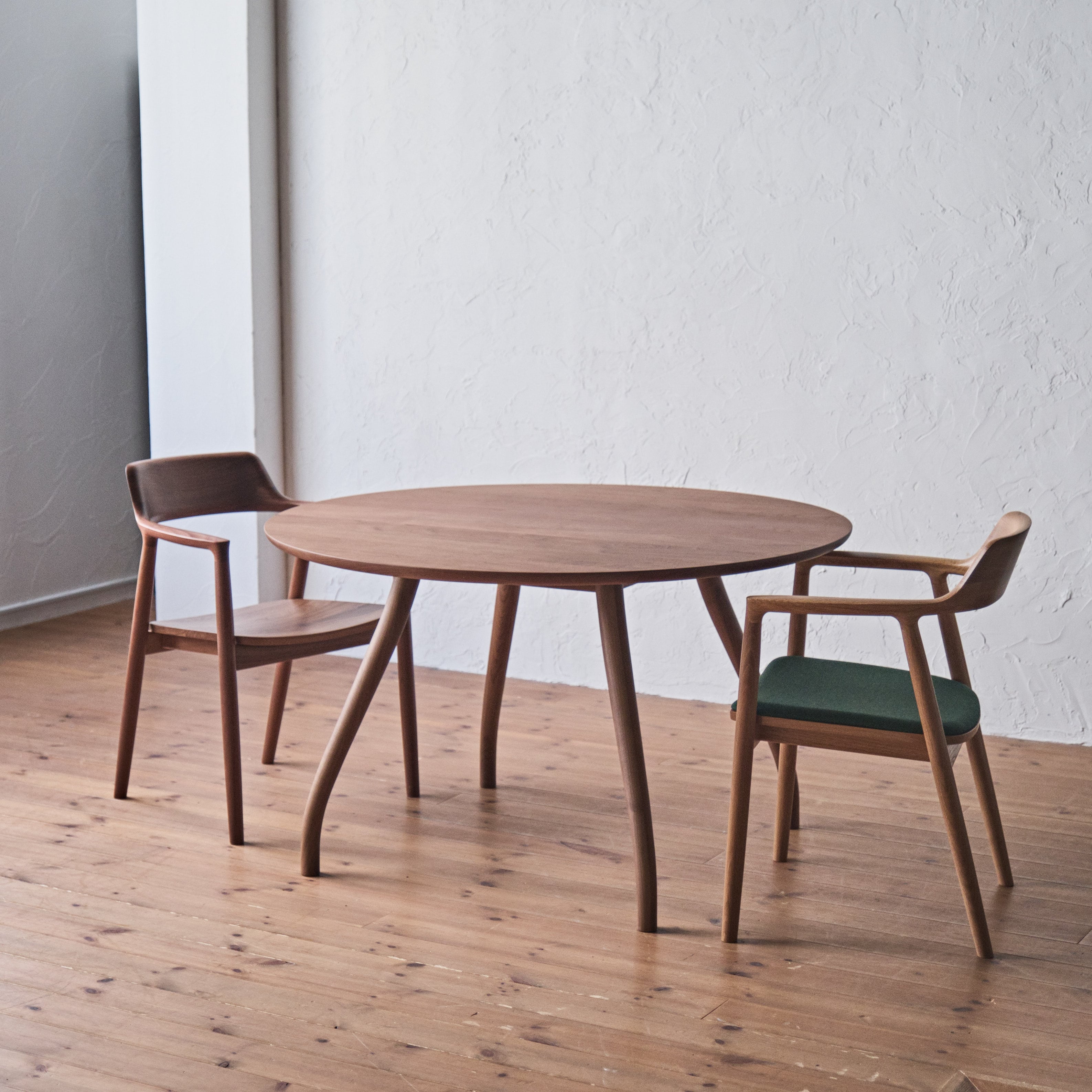 ヒロシマ アームチェア (板座 / ウォールナット) | マルニコレクション