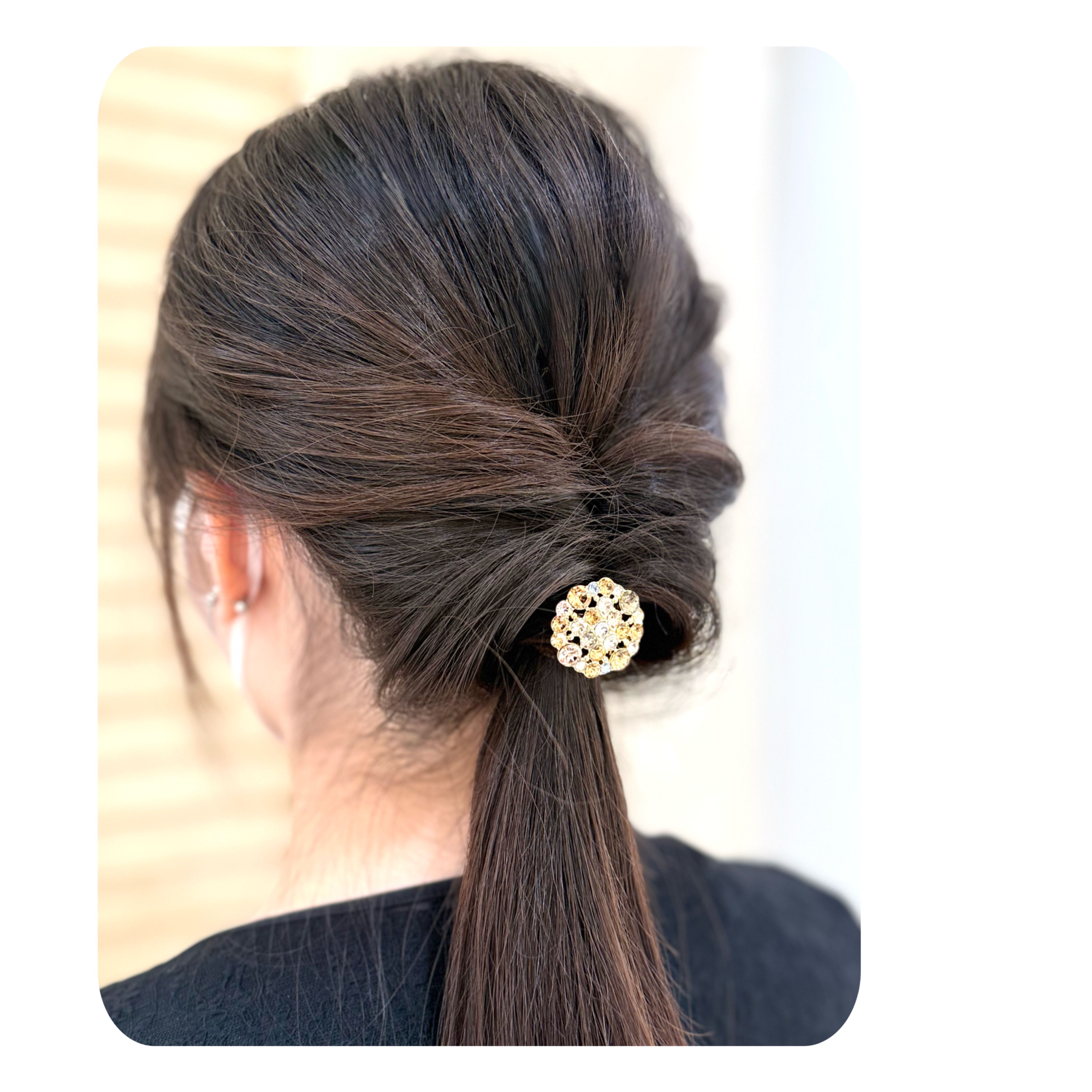 スワロフスキー・クリスタルの揺らめく輝きを毎日のヘアスタイルに