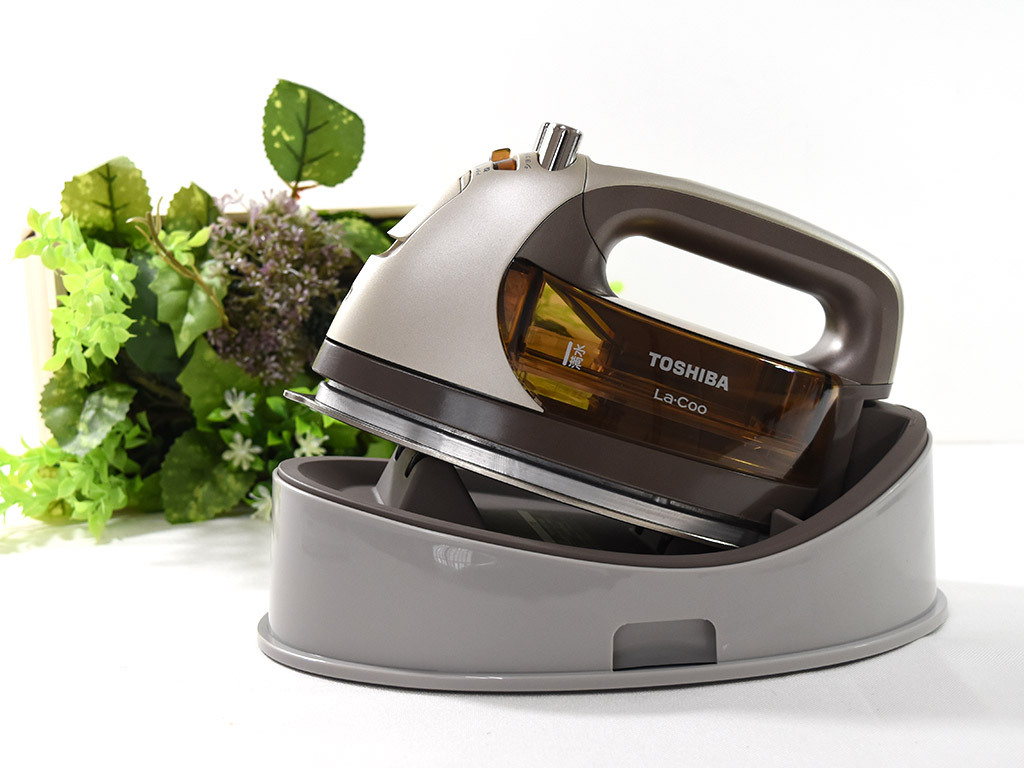 大容量タンクで使いやすい！東芝のコードレスアイロンTA-FDX950【試用