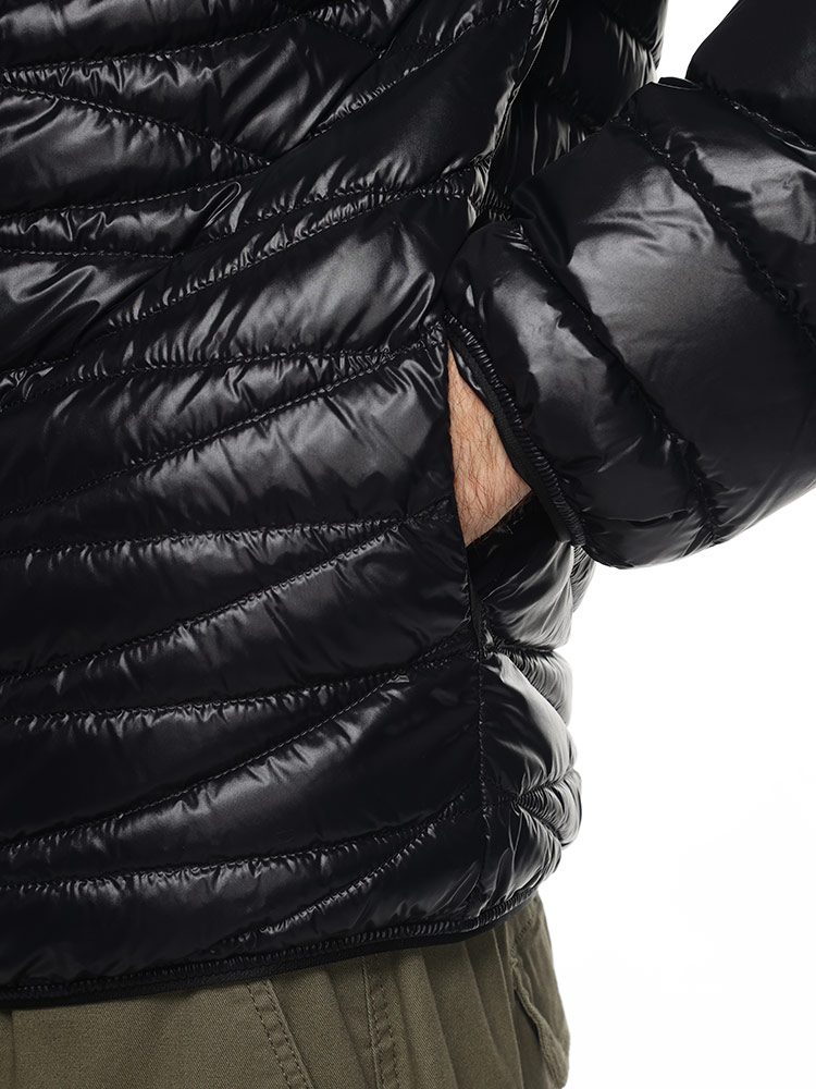 MONCLER（モンクレール） ライトダウンジャケット ナイロン