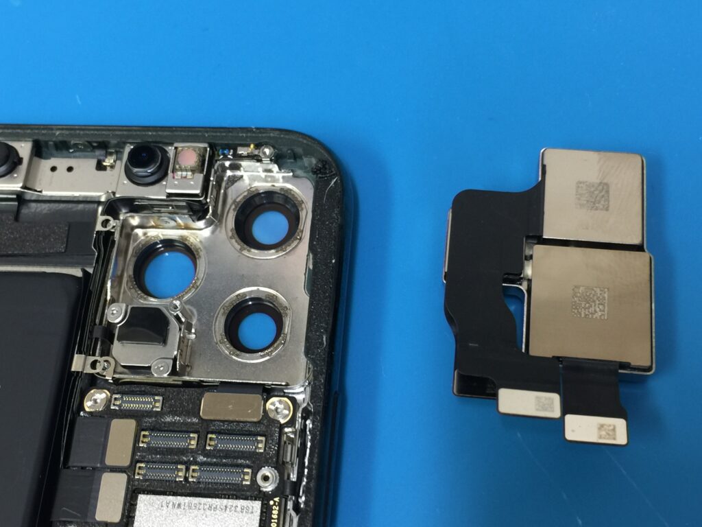 iPhone 11 Pro のリアカメラを起動すると画面にレンズのひび割れが写り