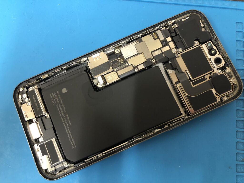 iPhone 15 Pro Max 】 を落として画面に縦線が出て下半分のタッチ操作