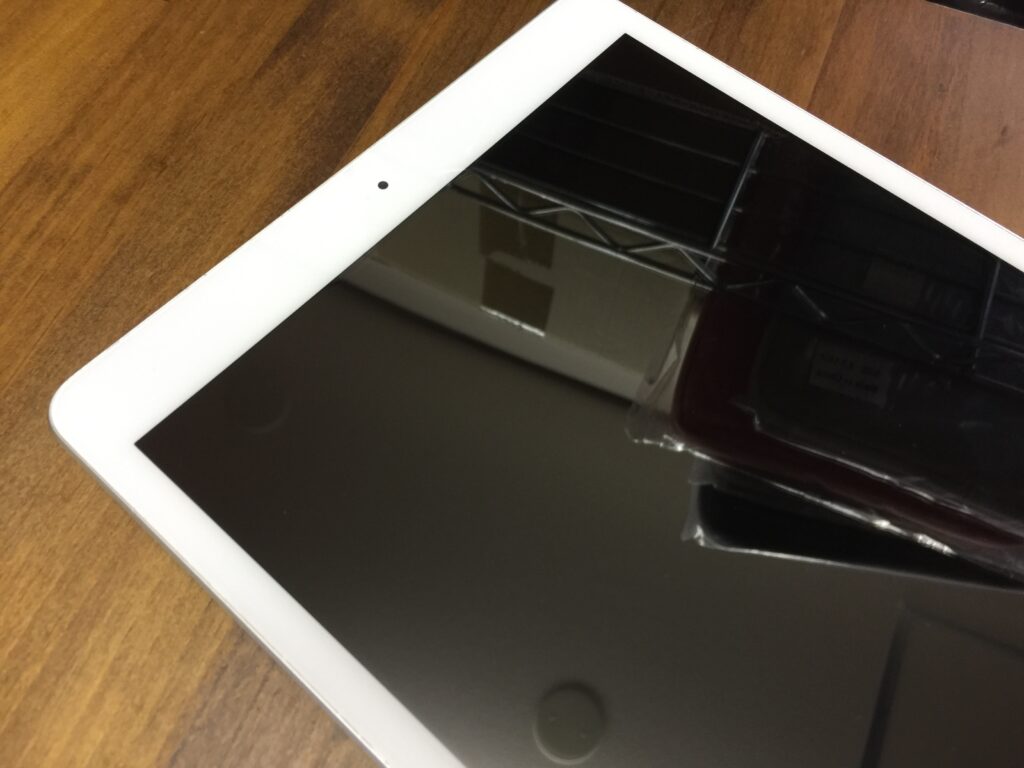 画面のガラスがひび割れたiPad8のデジタイザー交換 - FLAT大宮