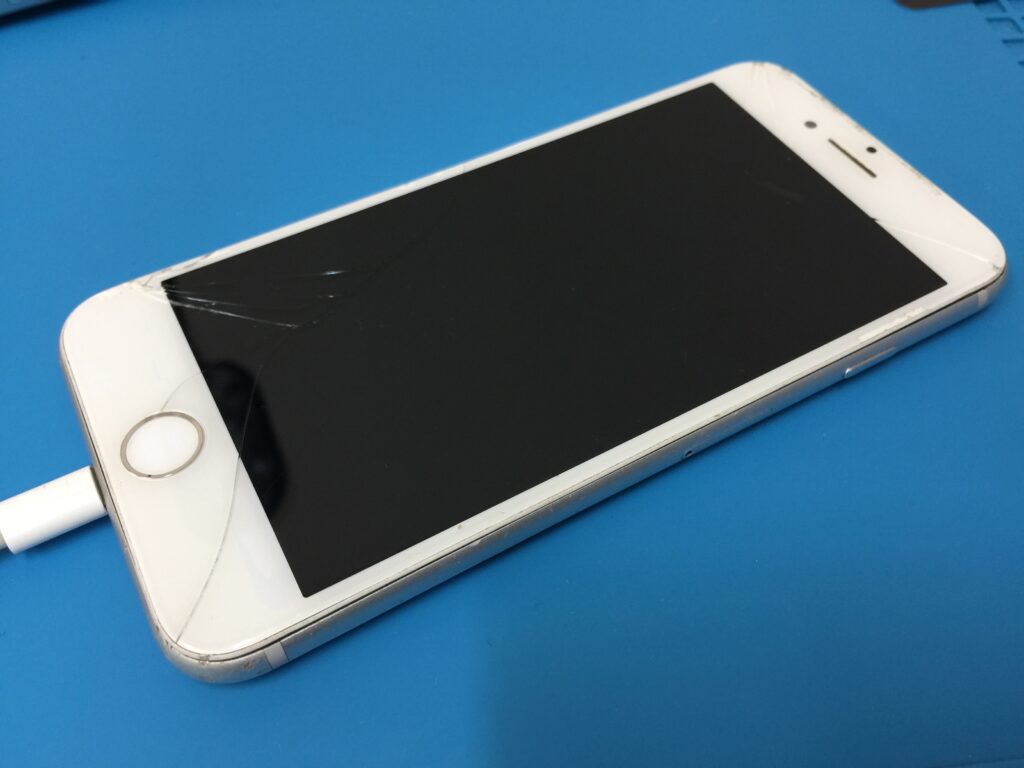 iPhone8の画面と背面がバキバキに割れてしまったものを液晶とバック