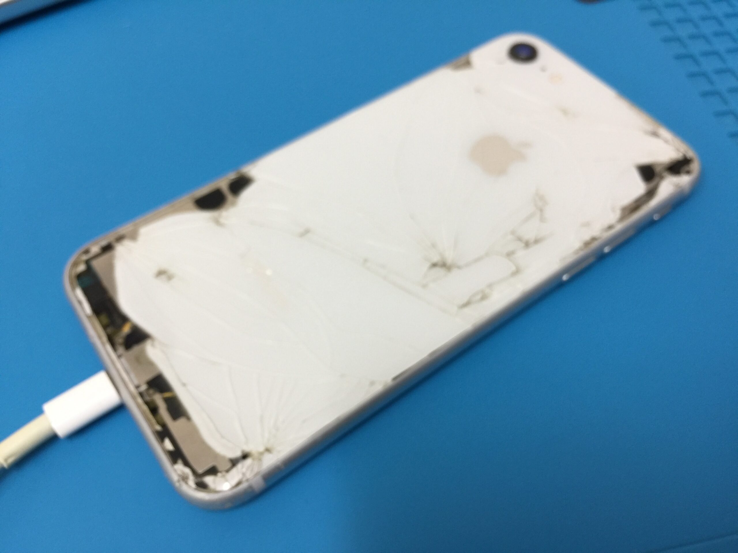 iPhone8の画面と背面がバキバキに割れてしまったものを液晶とバック