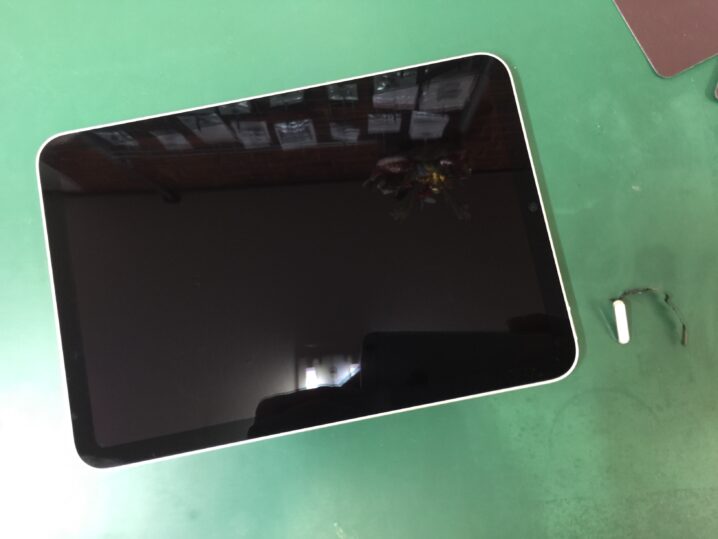 iPad mini 6 の電源ボタンが陥没して起動できなくなった修理 - FLAT大宮