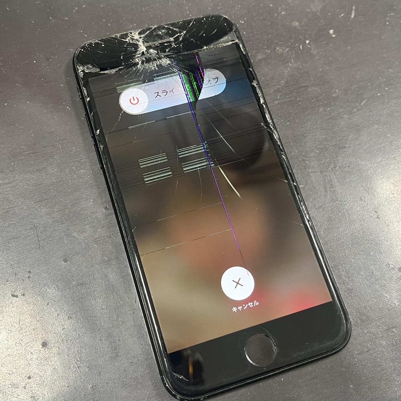 iPhone修理】中身がむき出しの画面割れ！こんな酷い割れも直るの