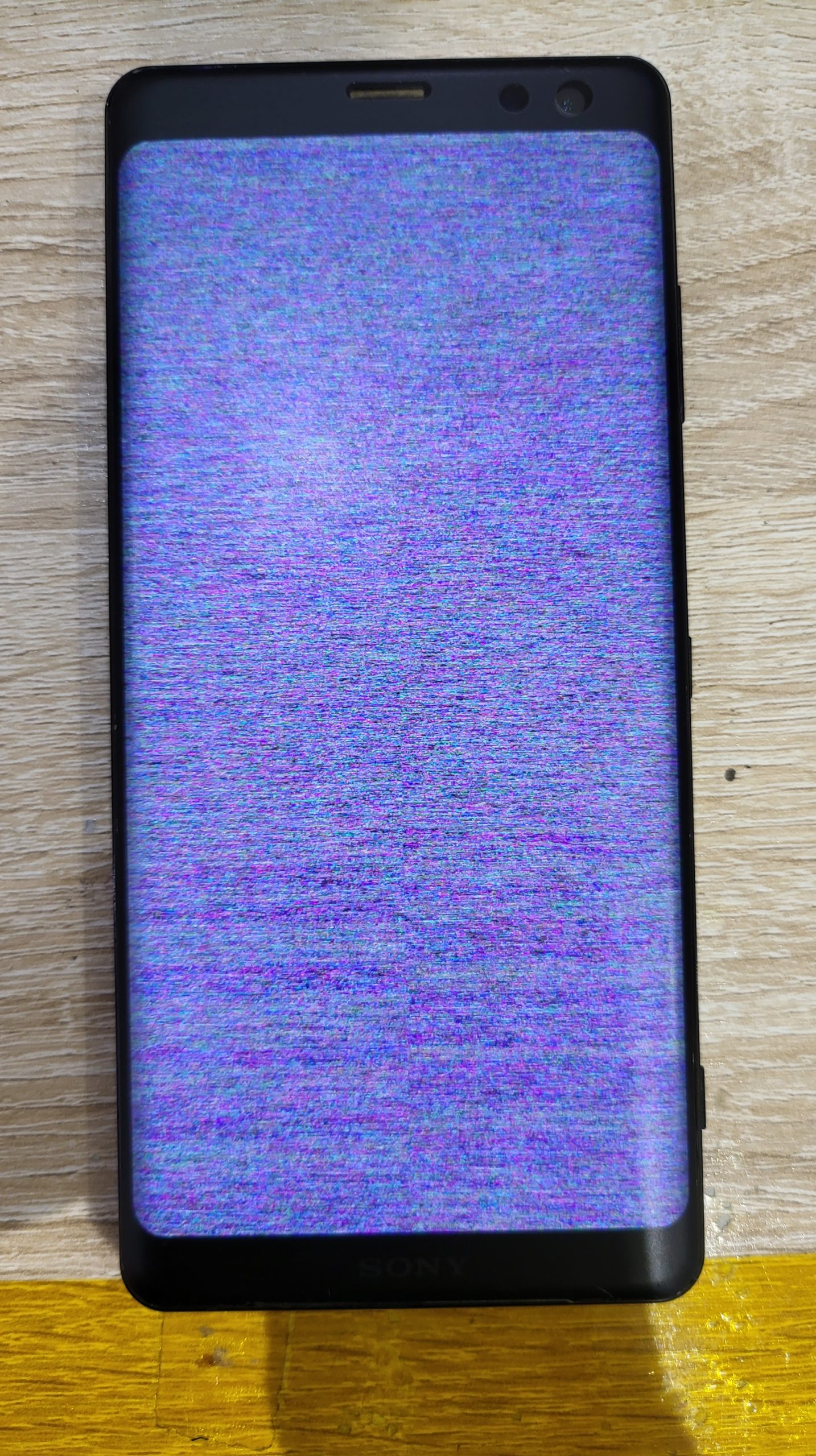 Xperia XZ3】画面が砂嵐に？表示不良の修理を行いました | スマ