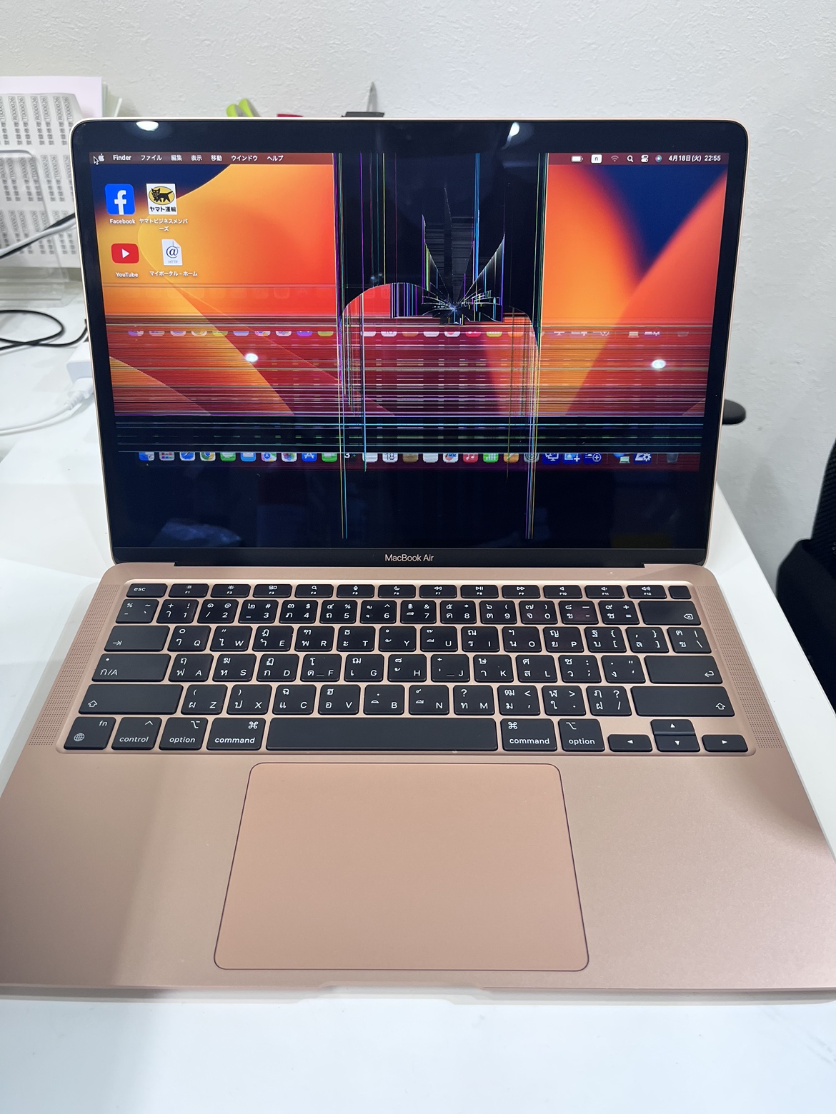 画面が割れたMacBook Airの液晶交換修理をご依頼頂きました。 | スマ