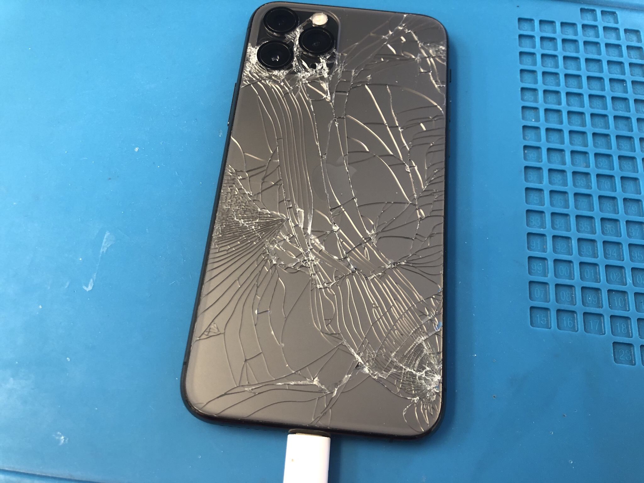 iPhone 背面割れ 買取 松江市】背面のガラスが割れてしまったiPhoneも