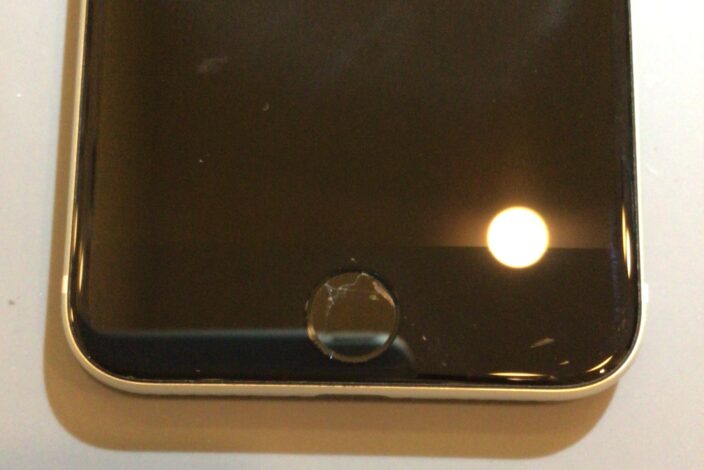 iPhone SE第2世代 ホームボタンが割れて使用できないトラブル