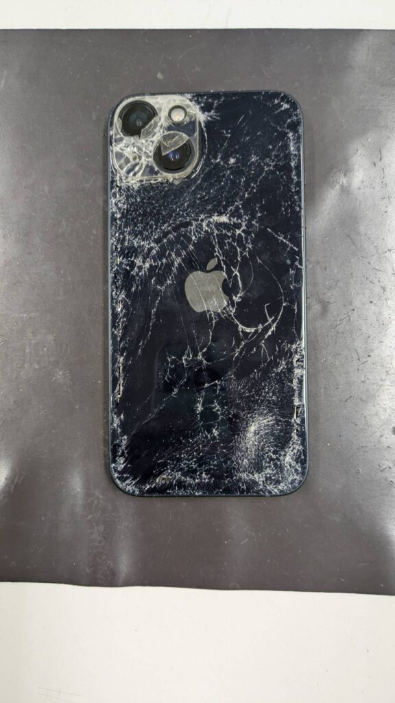 iPhone14の背面が割れてしまったらスマップル仙台店へ！！ – iPhone
