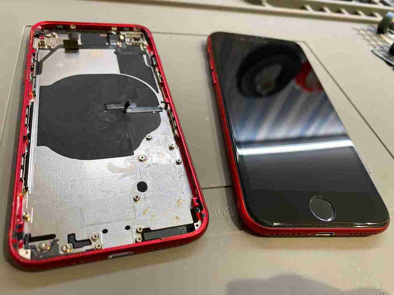 iPhoneの背面が割れてしまった！そのまま使ってもいいの？スマート