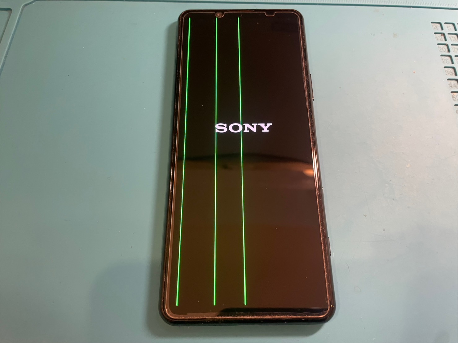 XPERIA 5Ⅱ液晶に縦線が入る画面修理【スマホ修理所沢】 | iPhone