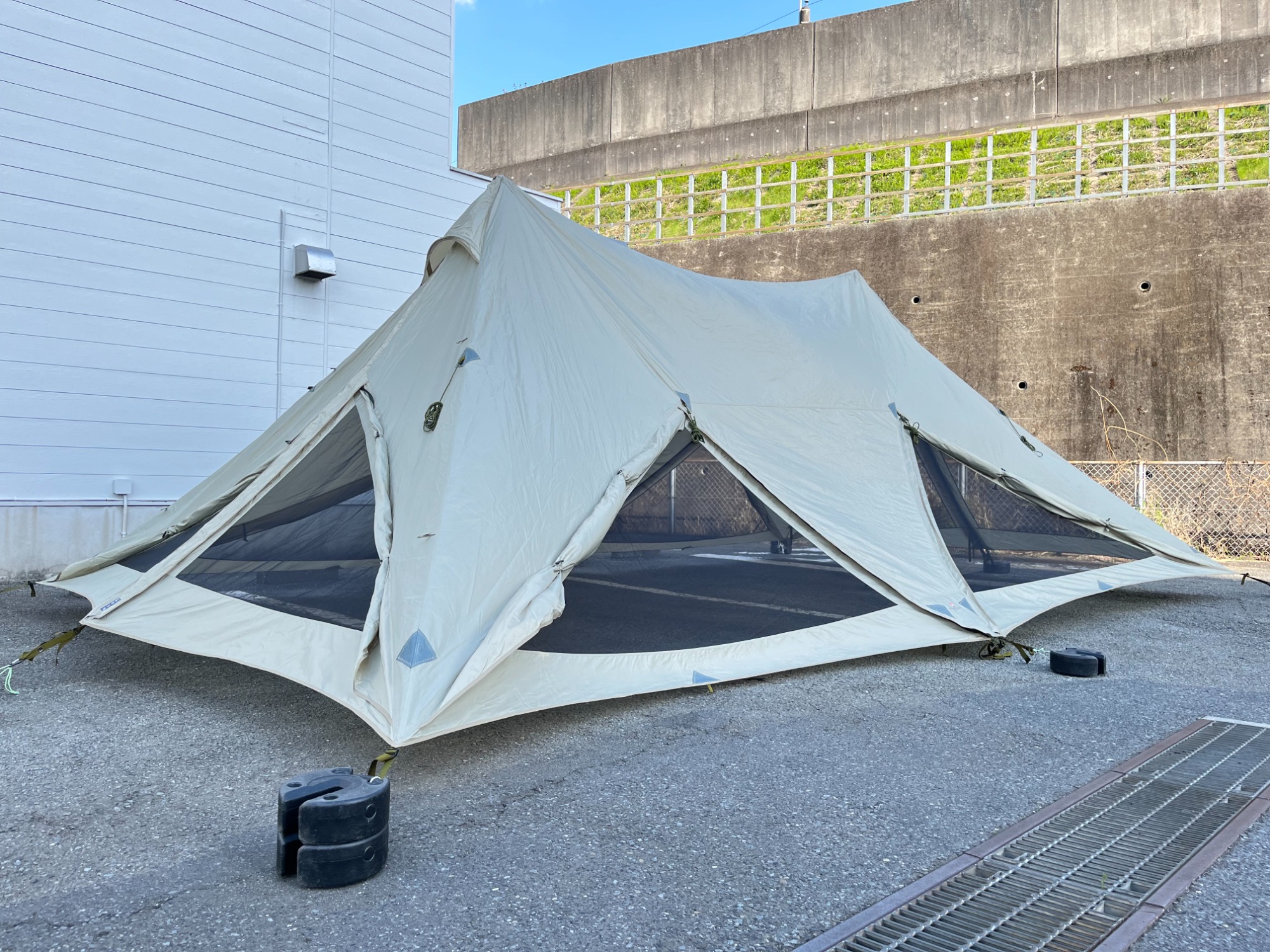 変幻自在の2ポールシェルター『鎌倉天幕「ハイドアウト02」』入荷