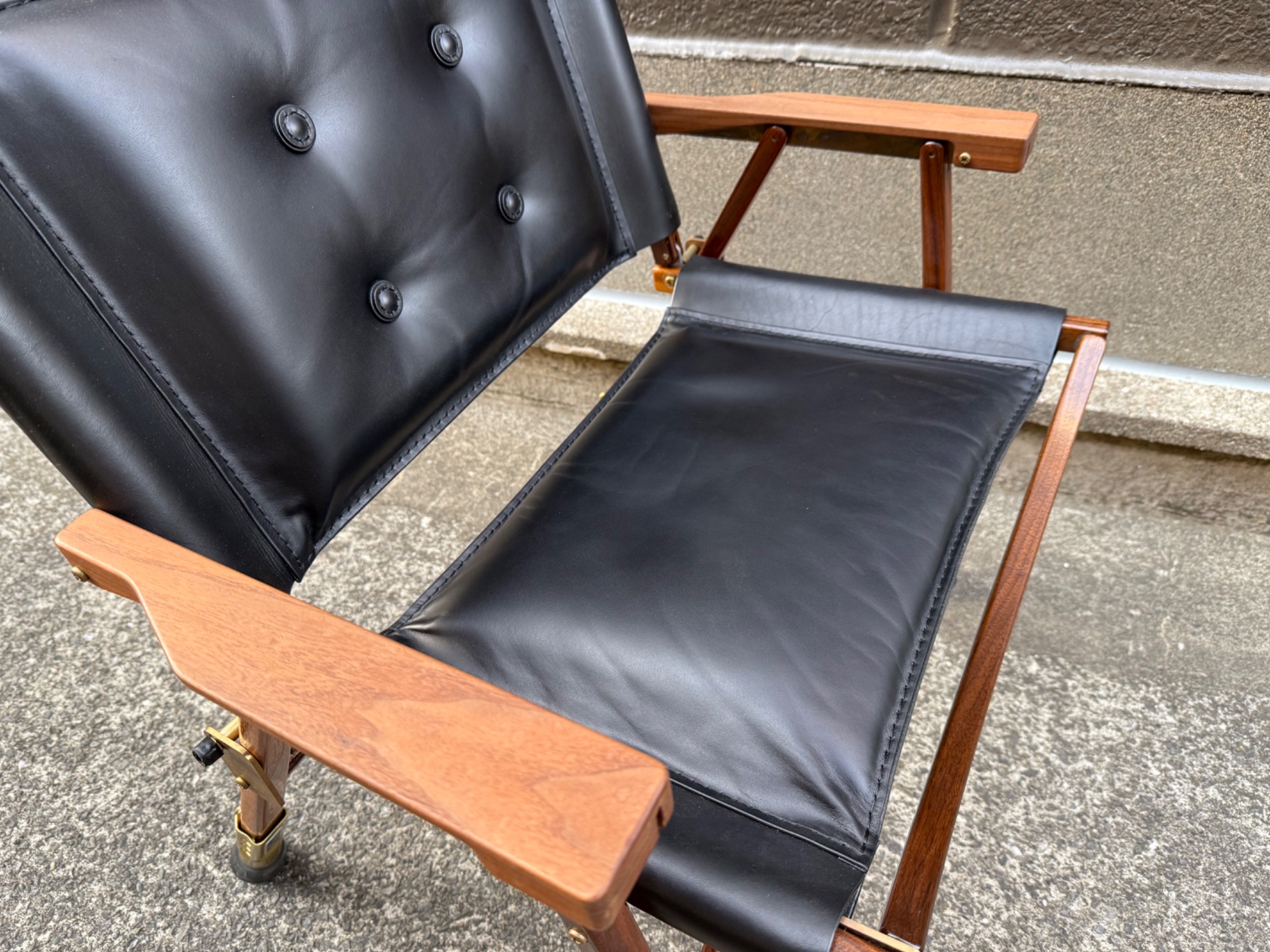 重厚感あるピノワークスレザーカスタムのカーミットチェアワイド