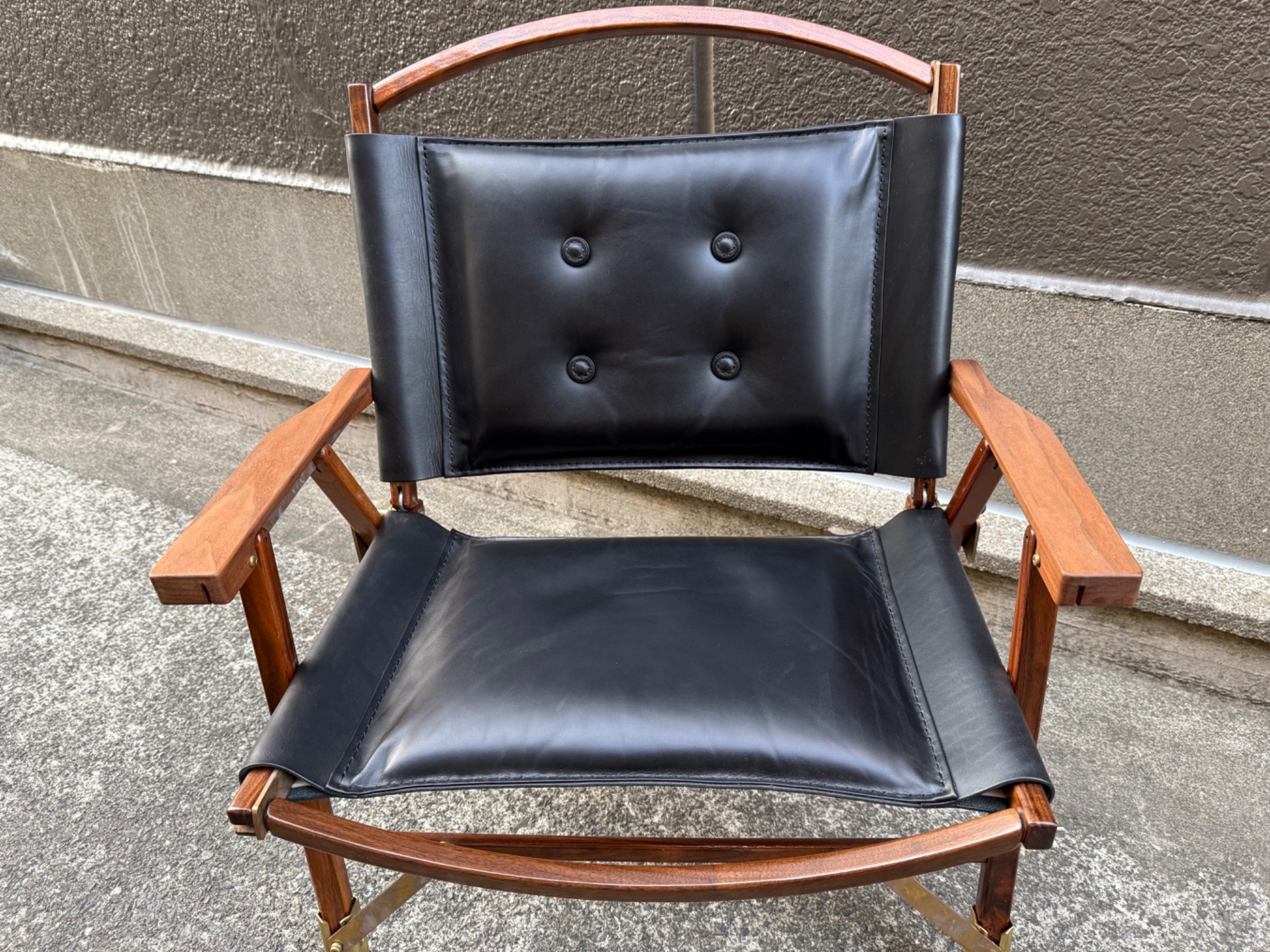 重厚感あるピノワークスレザーカスタムのカーミットチェアワイド