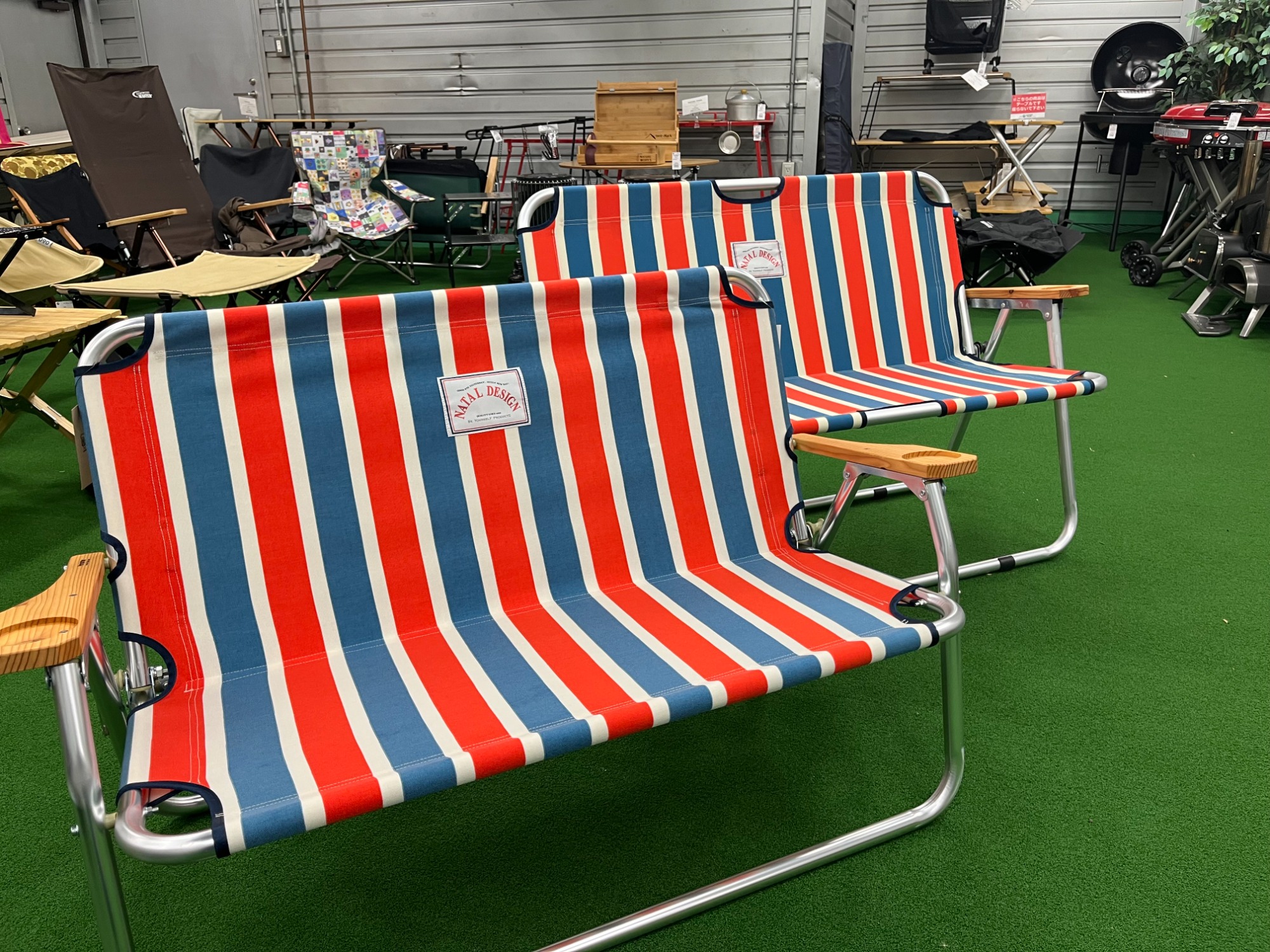 レトロストライプを落とし込んだネイタルデザインのベンチが2脚同時