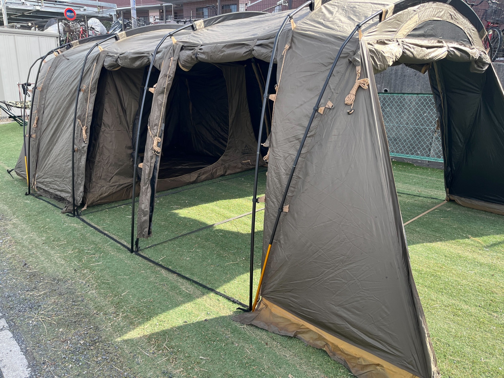 トンネルツールームだから設営簡単♪タラスブルバから【グラム