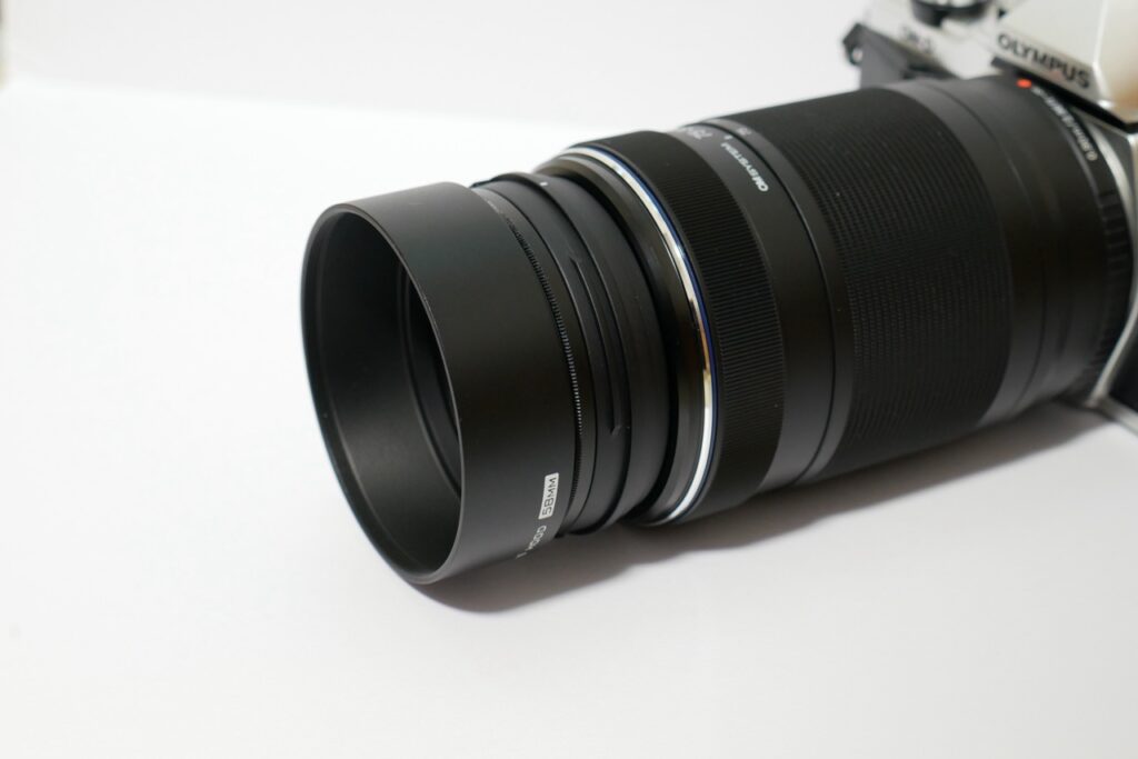 M.ZUIKO DIGITAL ED 75-300mm F4.8-6.7 IIにはレンズフードがついて