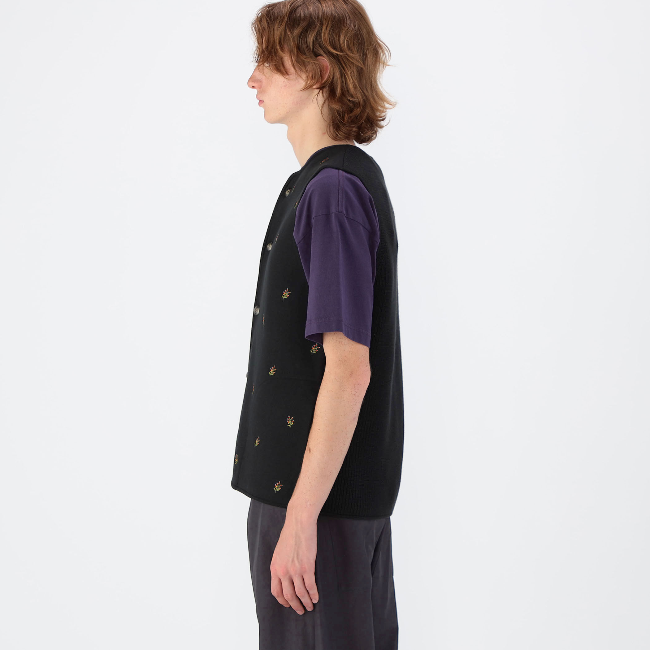 CABaN コットンカシミヤ フラワーエンブロイダリー クルーネックベスト