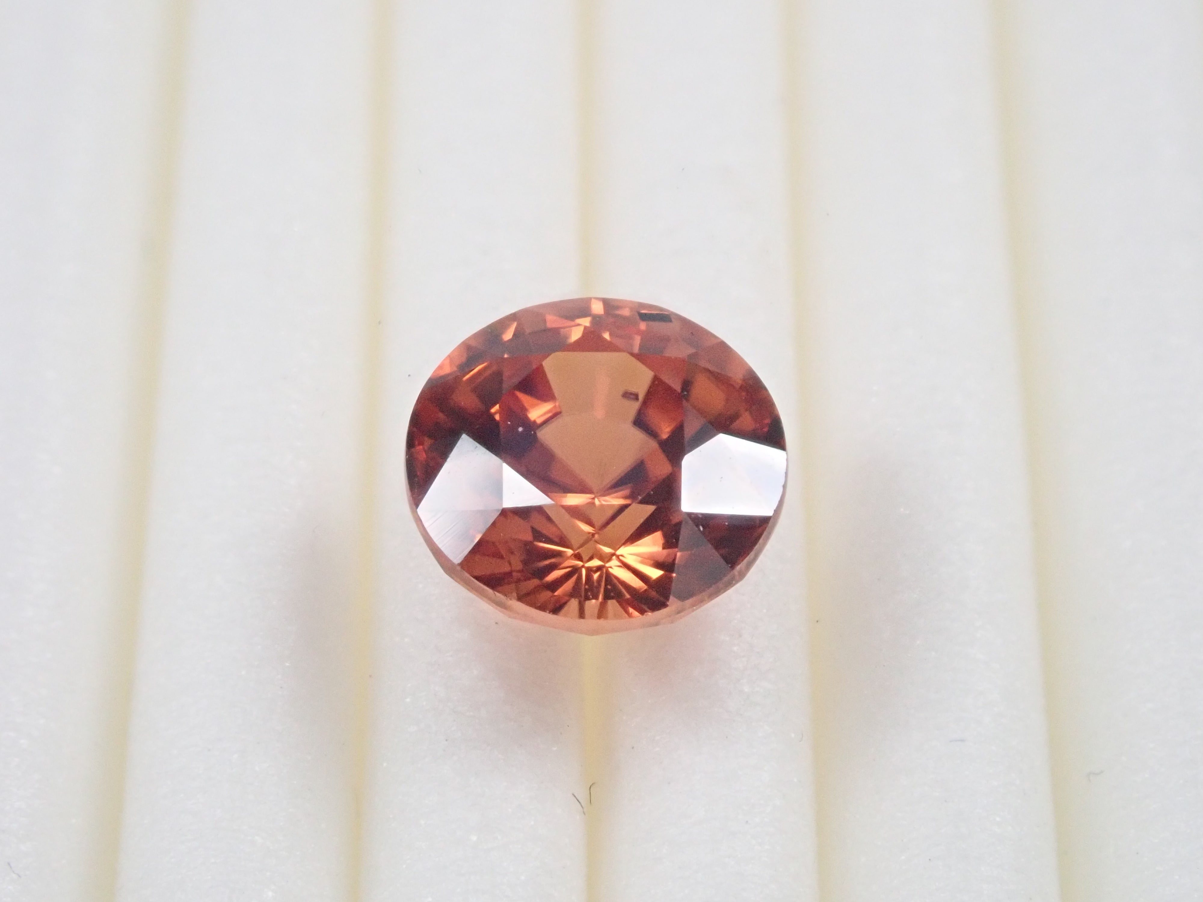 タンザニア産ジルコン 2.219ctルース（結晶入り） 日独鑑