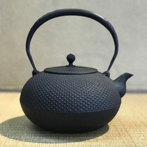 霰紋玉形鉄瓶 – STORIA