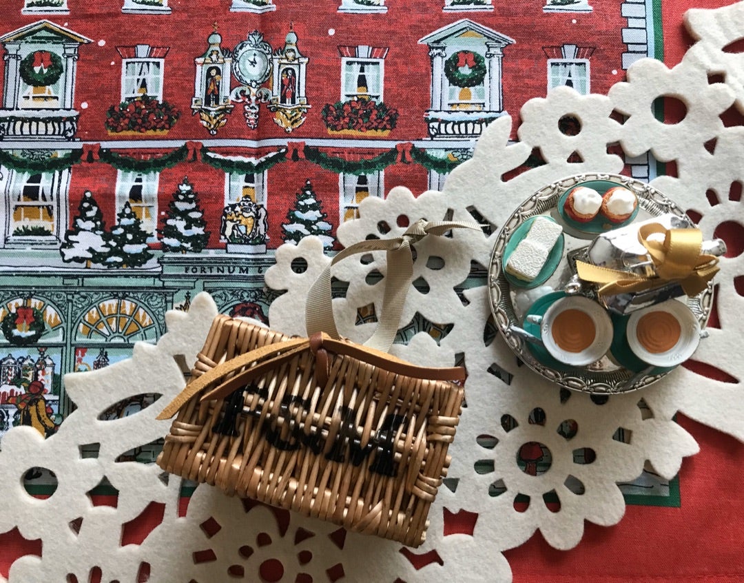 フォートナム&メイソンのクリスマスオーナメントAfternoontea trayと