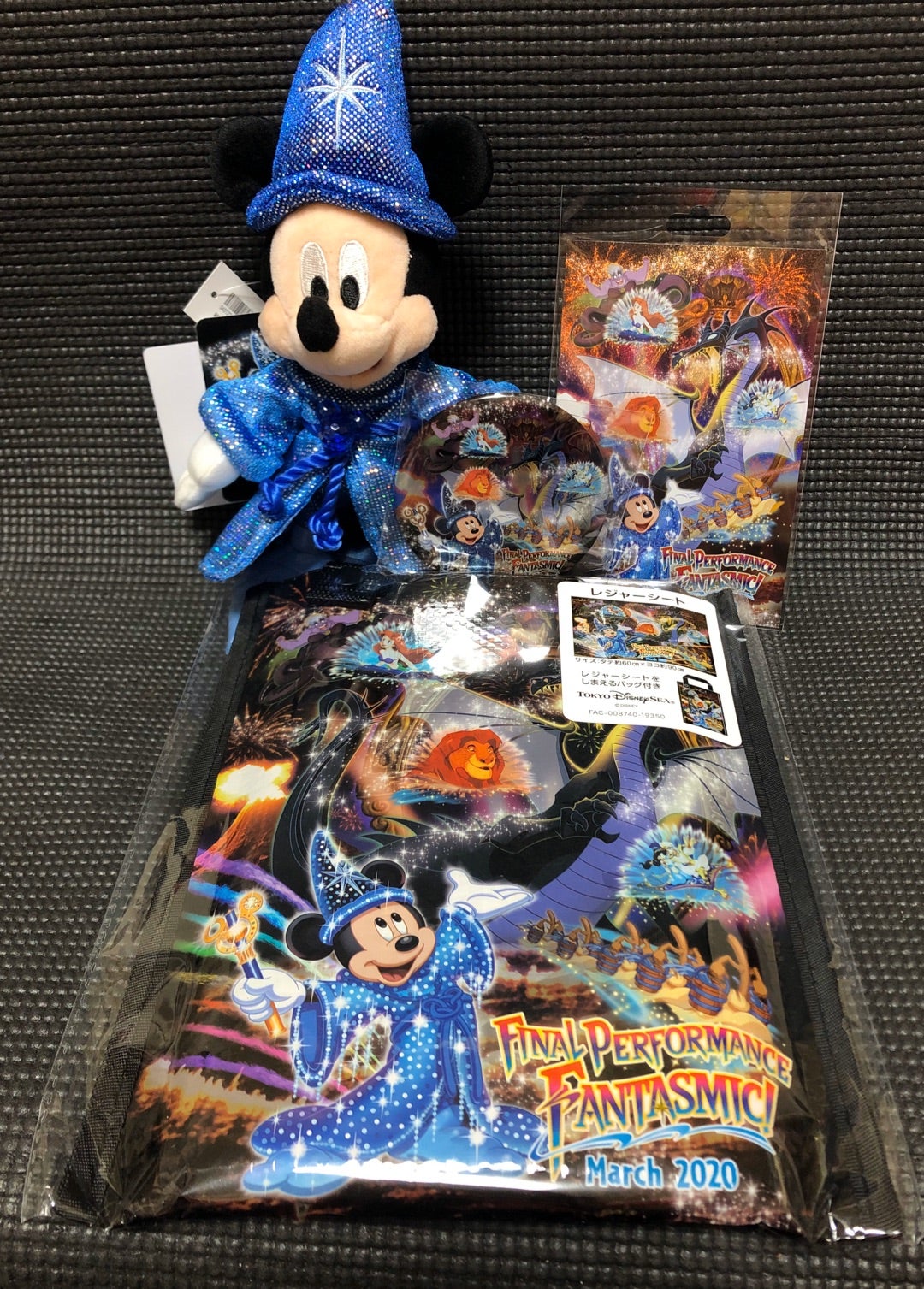 ファンタズミックのグッズ購入品とレジャーシートに見るショーのワン
