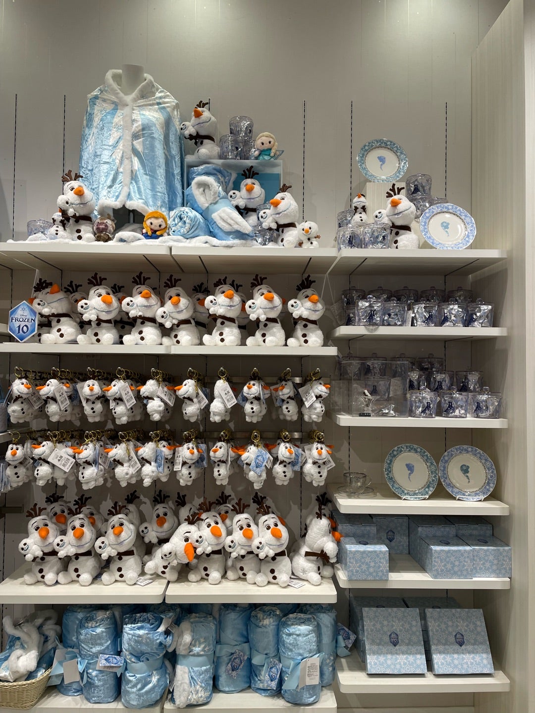 フラッグシップ、先行発売のアナ雪10周年記念グッズ。 | 私も