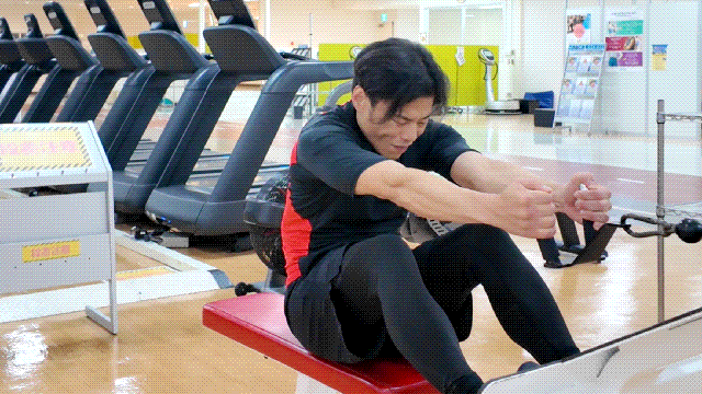 ラットプルダウンでワンハンドロー】 | 糸井トレーナーの主にボディ