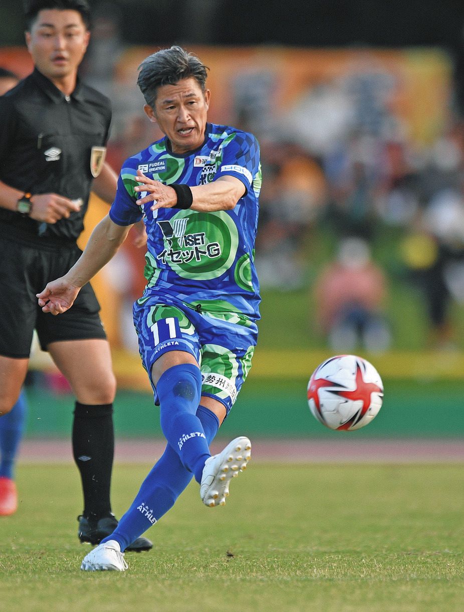 帰ってきた背番号11 鈴鹿・FW三浦知良がJFL最年長出場記録を55歳6カ月9