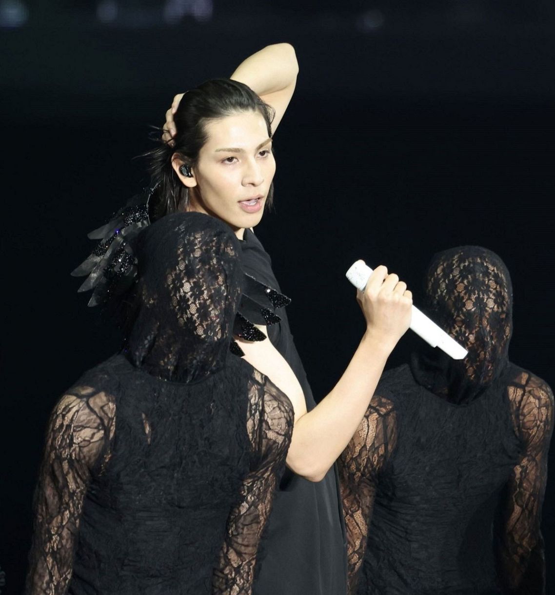 Snow Manラウール 通算12回目のTGCで初のトリ! 漆黒の翼をまとい、威風