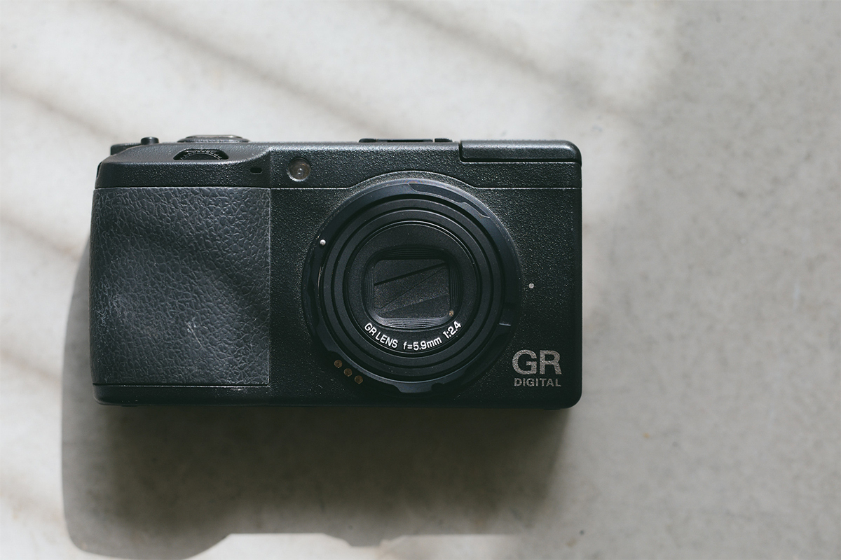 不便だが、それで良い。リコーのオールドコンデジで再確認した最新