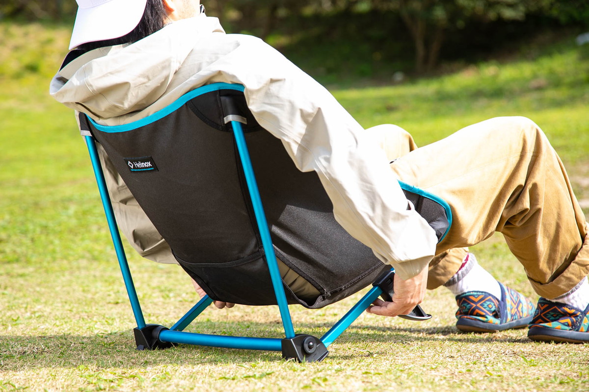 ヘリノックスの新作「フェスティバルチェア」は焚き火も夜空も両対応